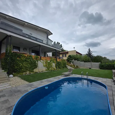 Appartement Bb With Pool And Garden Banská Bystrica