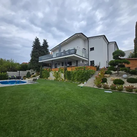 Bb With Pool And Garden Διαμέρισμα *