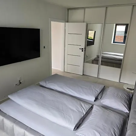 Appartement Bb With Pool And Garden Banská Bystrica