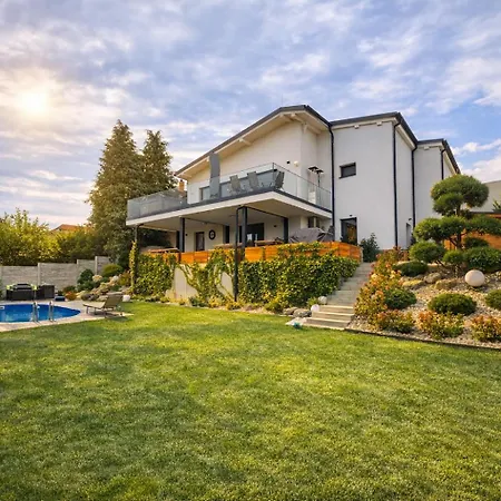 Bb With Pool And Garden *